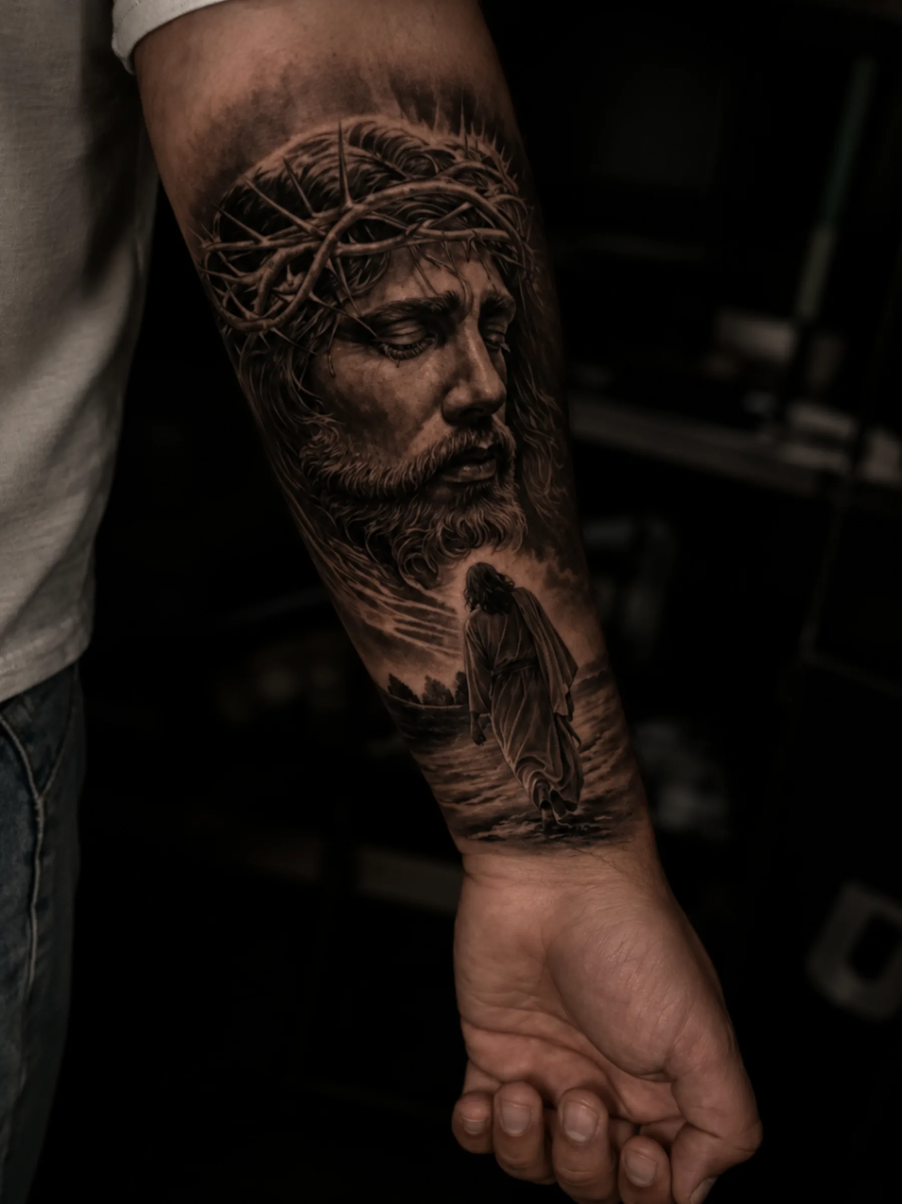 Tatuaje black and grey de retrato religioso realizado por Santana Art