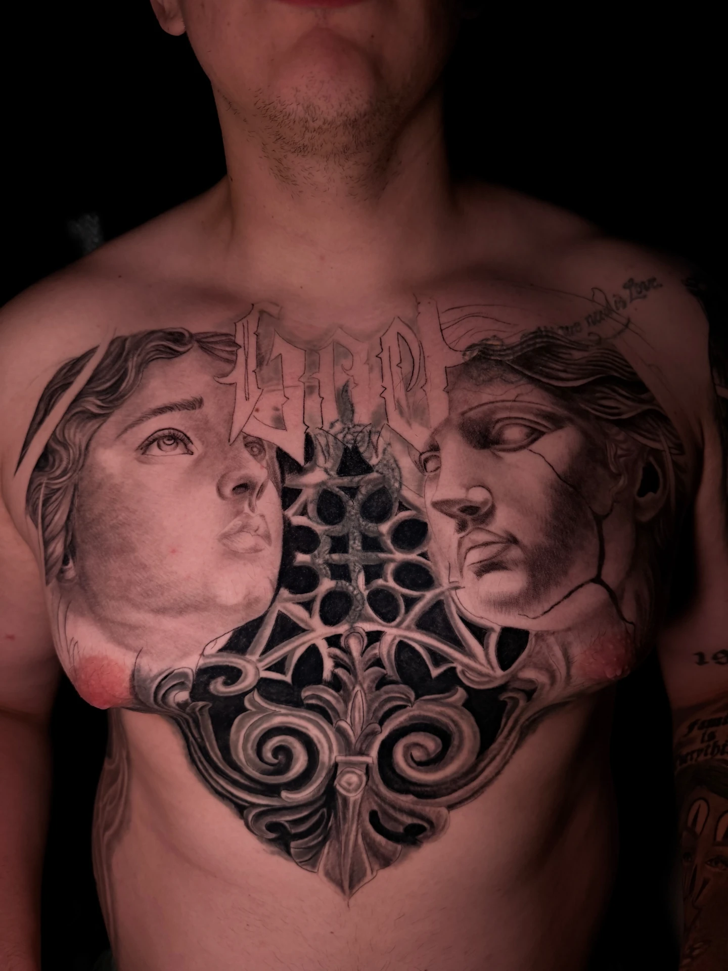 Tatuaje de pecho black and grey con estatuas clásicas y ornamento gótico realizado por Santana Art