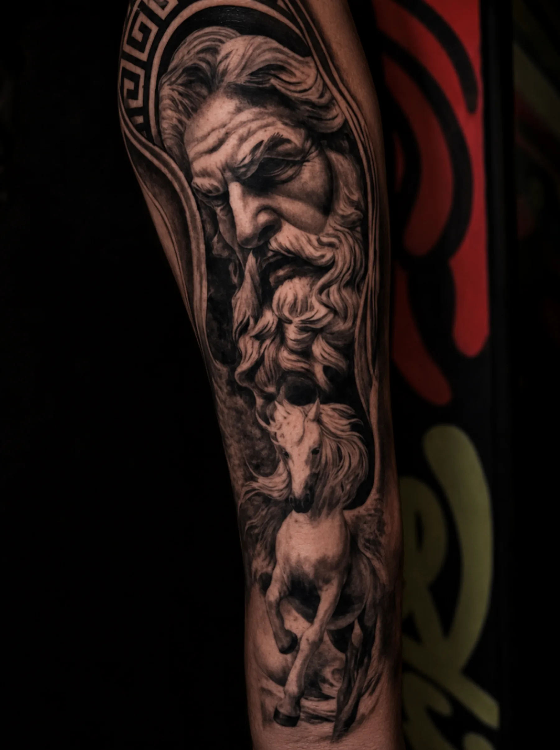 Tatuaje black and grey de rostro clásico y caballo realizado por Santana Art