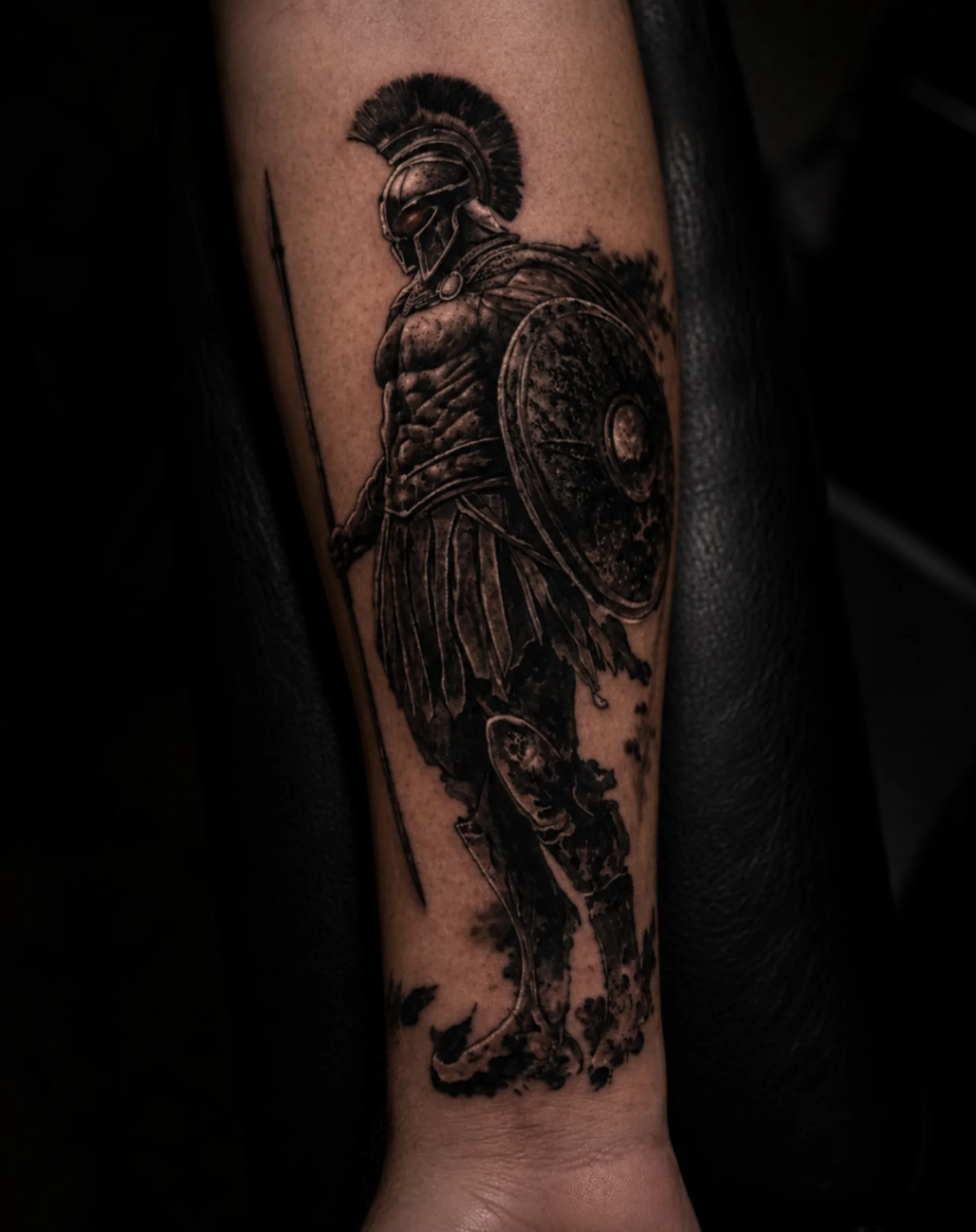 Tatuaje black and grey de guerrero espartano realizado por Santana Art